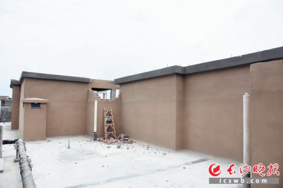 露台上违章搭建 顶楼住宅秒变“复式楼”