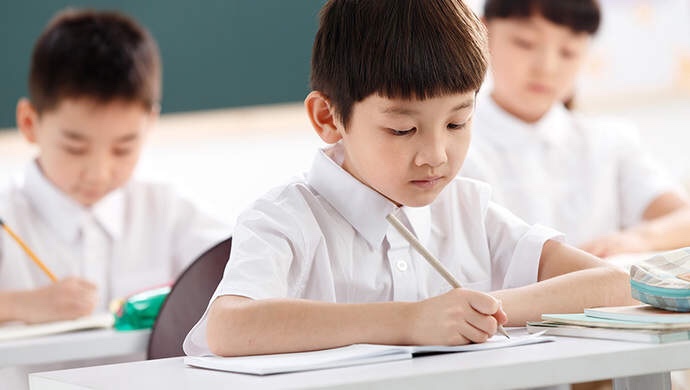 8岁男孩质疑课本“后羿射日”，给教材编者上了一课