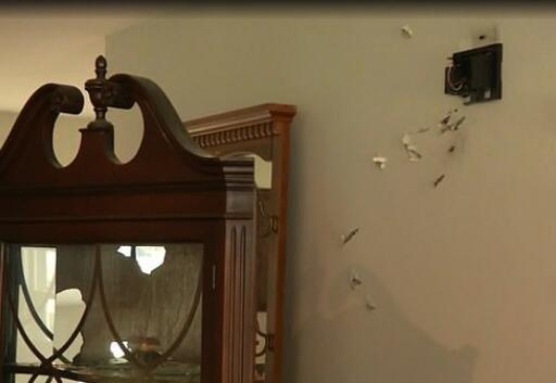 美国民宅遭蓝发裸女入侵：父亲开39枪未果，儿子一招解决