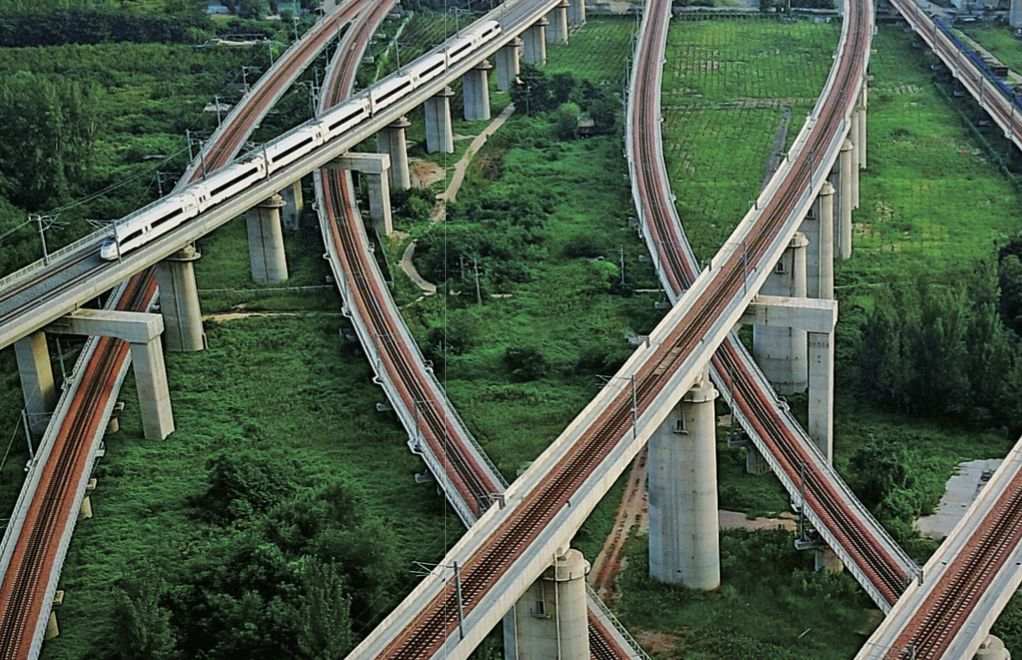 中国16城跻身“万亿俱乐部”，这些城市急了