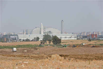 复耕地变黑渣土场 建筑垃圾堆成小山