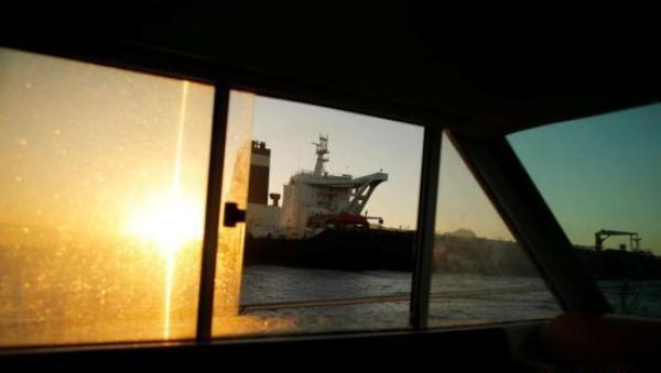 伊朗油轮获释后被租给海运公司 伊官员：美国无权查扣