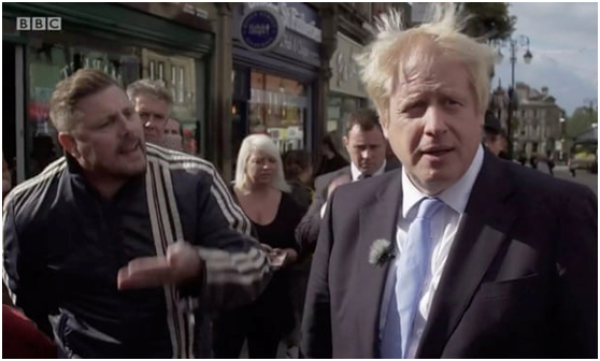英国首相约翰逊议会“寸步难行”，上街还被人“怼”到结巴