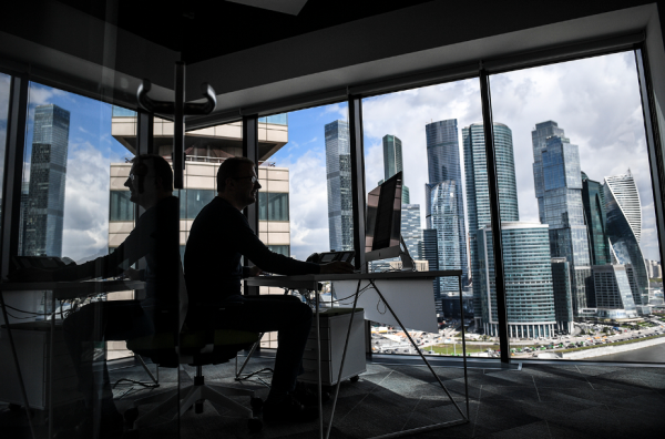 俄独立工会联合会提出减时不减工资，企业员工担心实现难度大