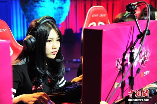 体育广角镜丨你玩游戏时碰到过几个“小姐姐”？