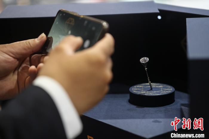 12.75克拉CVD培育钻石璀璨亮相进博会