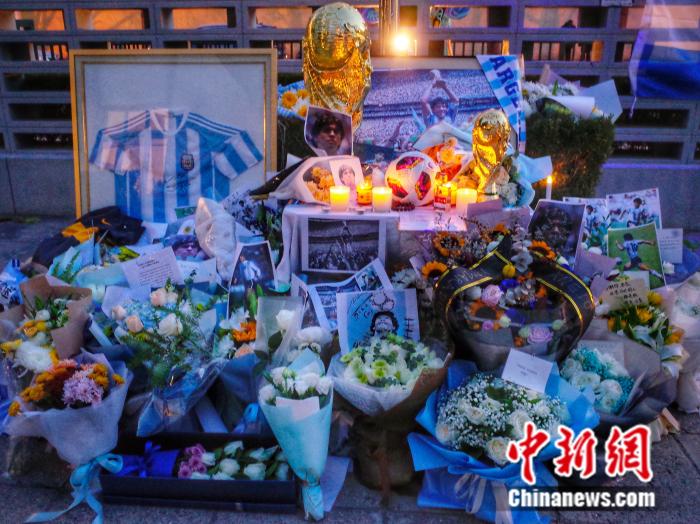 中国球迷悼念马拉多纳：那时，我爱他飘逸的长发