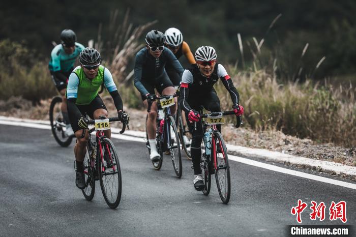 2020七彩云南格兰芬多国际自行车节精英赛在抚仙湖畔开赛