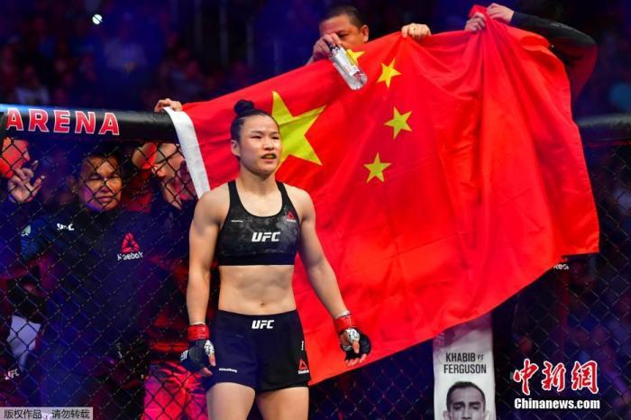 实至名归！张伟丽卫冕战获评“UFC年度最佳比赛”