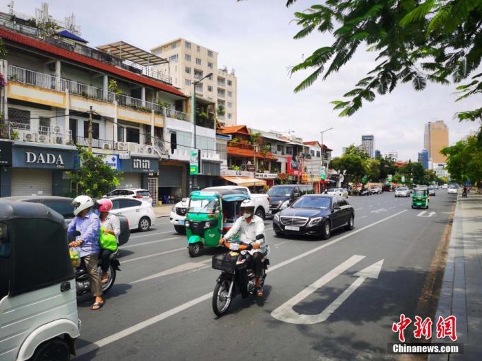 资料图：图为金边市中心位于“黄区”的街头景象。　 <a target=