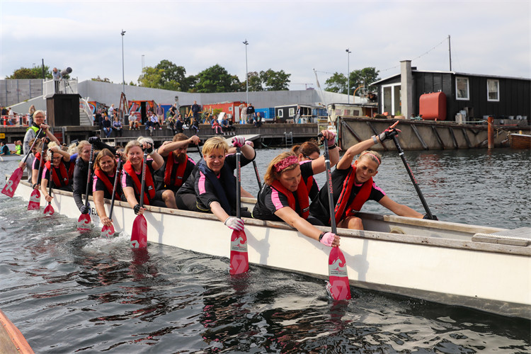 丹麦龙舟队奋力比赛。人民网 何琳达摄