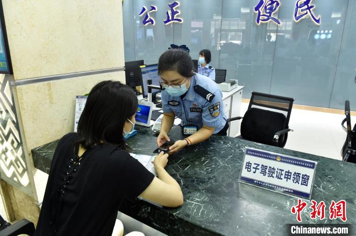 广西南宁逾20万人申领电子驾驶证车管所三班倒审核