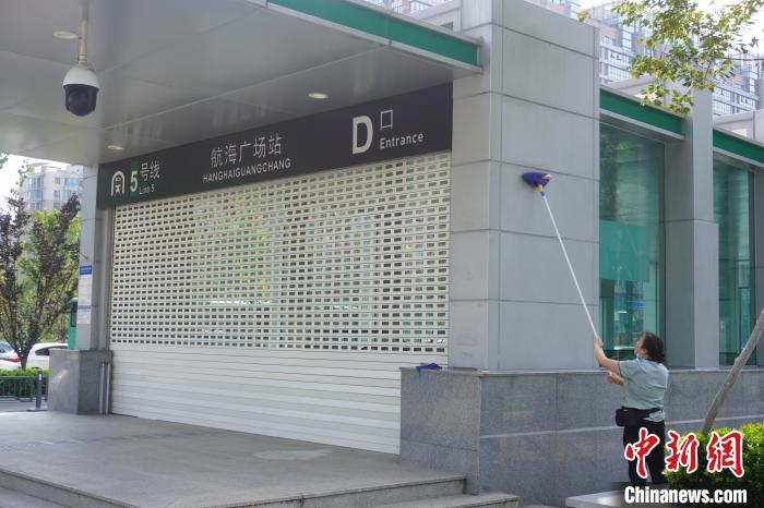 图为9月7日郑州地铁航海广场站保洁人员正在进行清理工作。 刘鹏 摄 图为9月7日郑州地铁航海广场站保洁人员正在进行清理工作。 刘鹏 摄