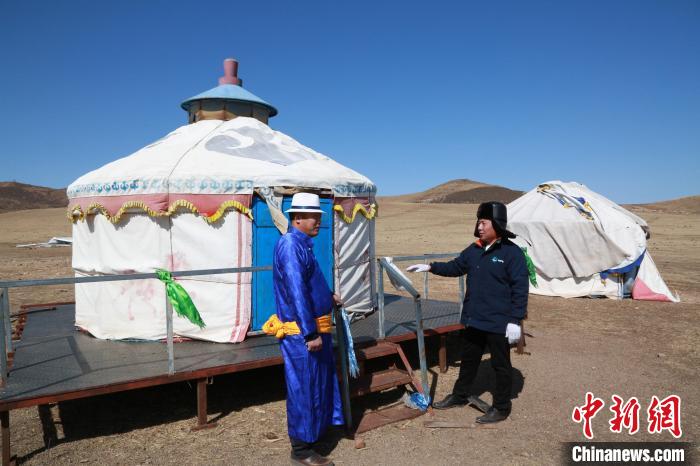 通讯:搬进蒙古包看电视内蒙古大草原“点亮”幸福生活