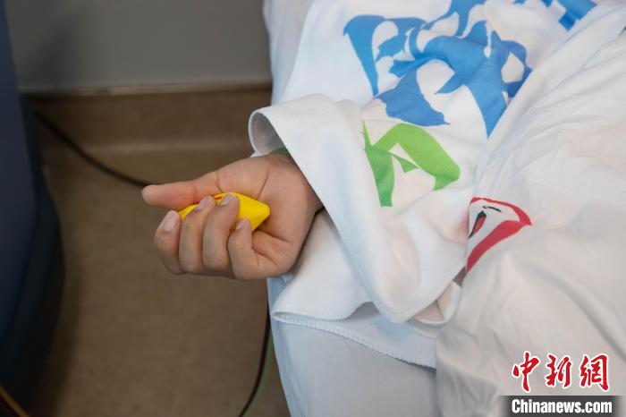 袁瑞在捐献造血干细胞 李梦琪 摄 袁瑞在捐献造血干细胞 李梦琪 摄