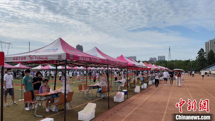 武汉江夏为23万大学生免费检测核酸