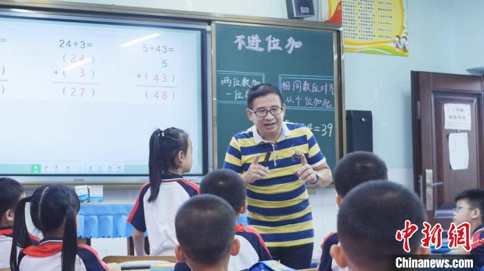 肖柳军在与学生互动。　郑梅丽 摄