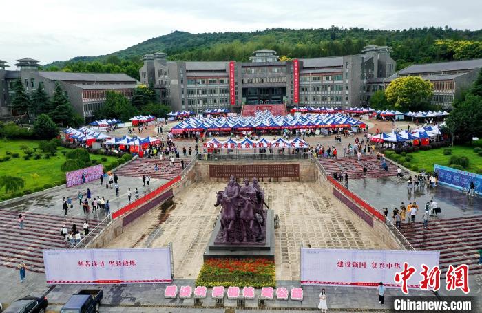 航拍湖北文理学院开学现场 杨东 摄 航拍湖北文理学院开学现场 杨东 摄