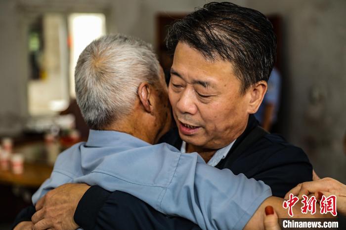 奔袭千里的回家之路：父子失散63年终获团圆