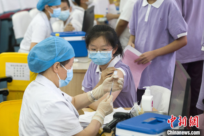 资料图为山西太原,太原市第二外国语学校初中学生在校园内接种新冠病毒疫苗。 <a target= 资料图为山西太原,太原市第二外国语学校初中学生在校园内接种新冠病毒疫苗。 <a target=
