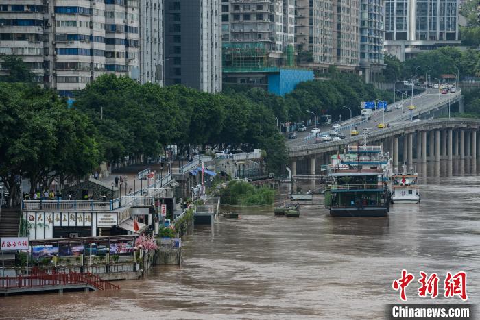 图为嘉陵江重庆主城段江水不断上涨。 何蓬磊 摄 图为嘉陵江重庆主城段江水不断上涨。 何蓬磊 摄