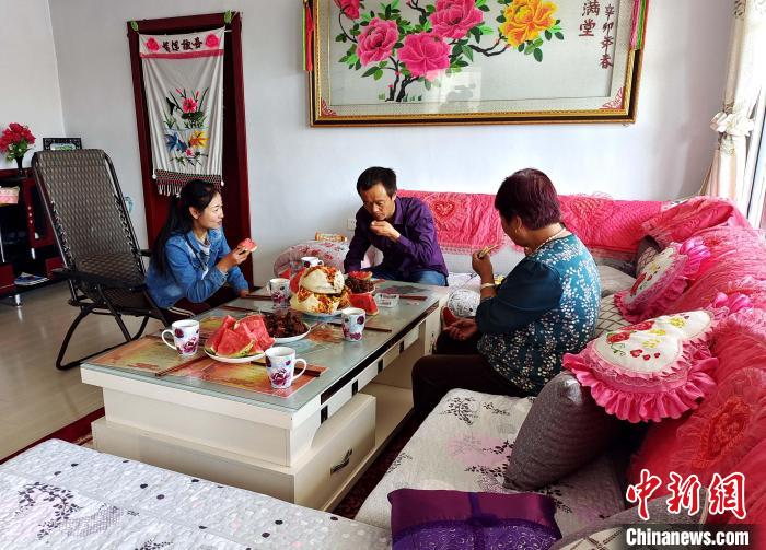 图为桓国胜夫妇和母亲在一起。 杨占林 摄 图为桓国胜夫妇和母亲在一起。 杨占林 摄