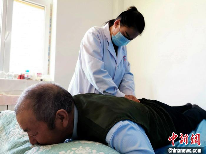 图为服务人员正在为青海都兰县老人按摩。(资料图) 青海省民政厅供图