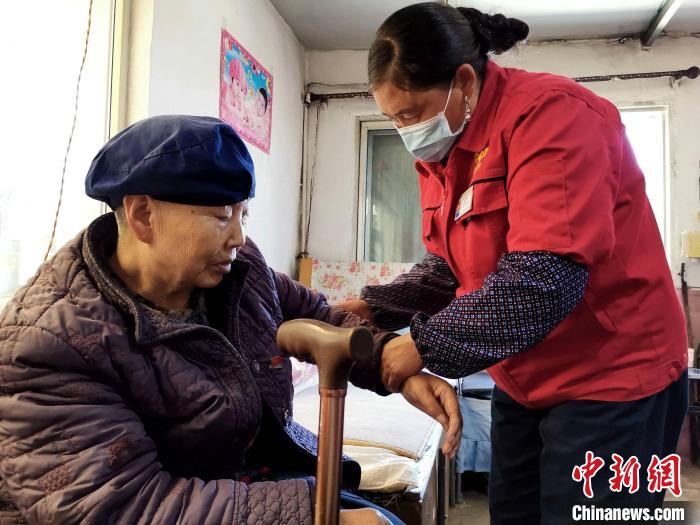 图为工作人员正在为老人提供服务。(资料图) 青海省民政厅供图