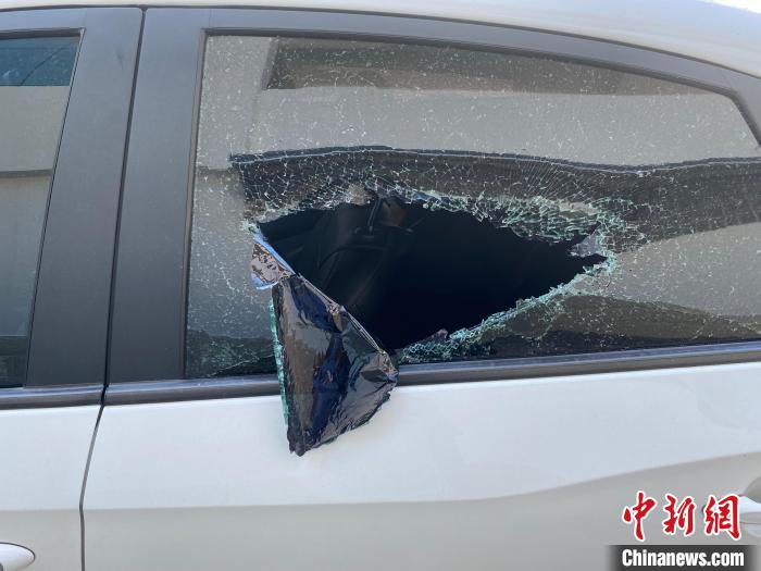 图为被砸碎的毒贩车辆车窗。 西双版纳边境管理支队供图 图为被砸碎的毒贩车辆车窗。 西双版纳边境管理支队供图