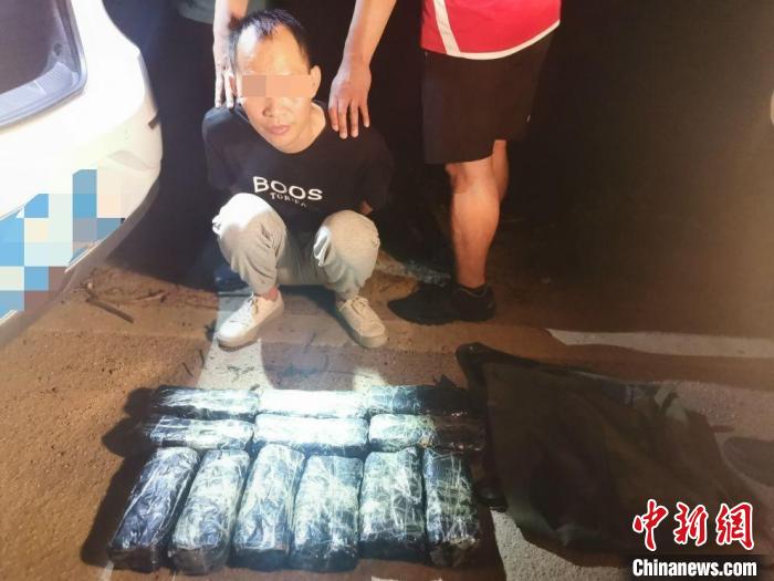 云南西双版纳:民警砸破毒贩车窗负伤仍忍痛抓捕