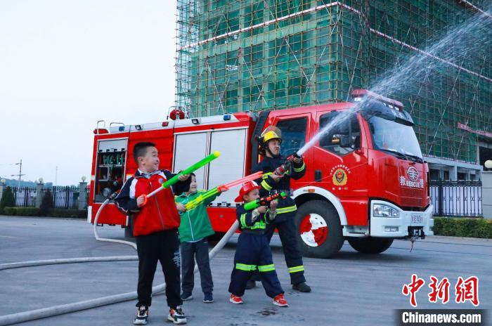 现在用的是塑料水枪,将来要用银色水枪。 梁栋 摄 现在用的是塑料水枪,将来要用银色水枪。 梁栋 摄