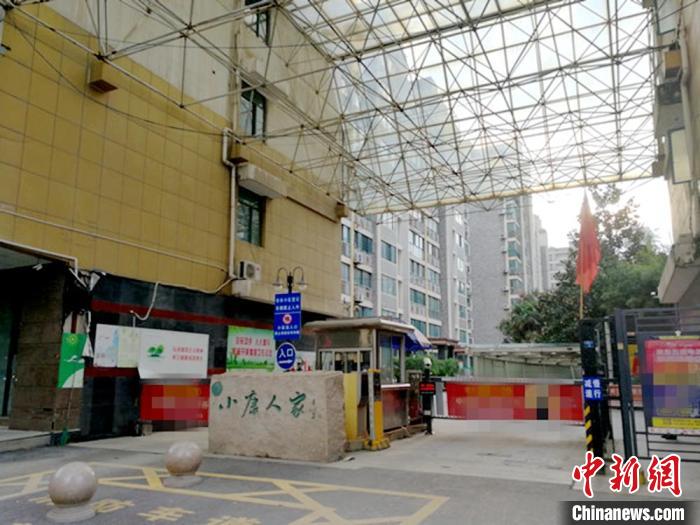 获悉老段的处境,小康人家业主主动关怀、捐钱、提供岗位,帮其渡难关。 朱志庚 摄 获悉老段的处境,小康人家业主主动关怀、捐钱、提供岗位,帮其渡难关。 朱志庚 摄