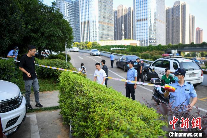 法院外拉起警戒线。　杨华峰 摄