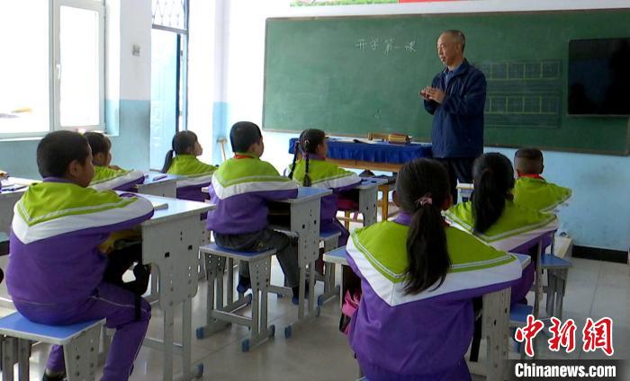 图为盛清章正在上课。 赵琦 摄 图为盛清章正在上课。 赵琦 摄