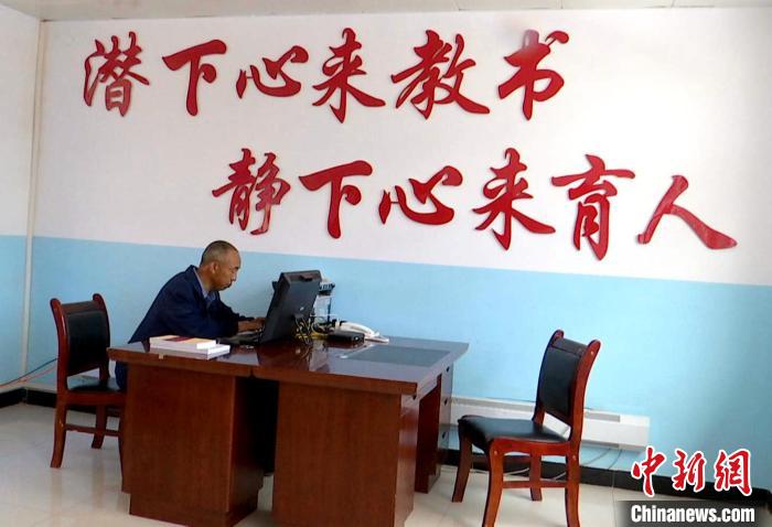 图为盛清章独自一人在办公室。 赵琦 摄 图为盛清章独自一人在办公室。 赵琦 摄