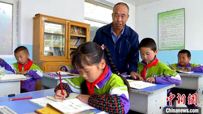 青海山村教师盛清章“一人一校”带病坚守26年
