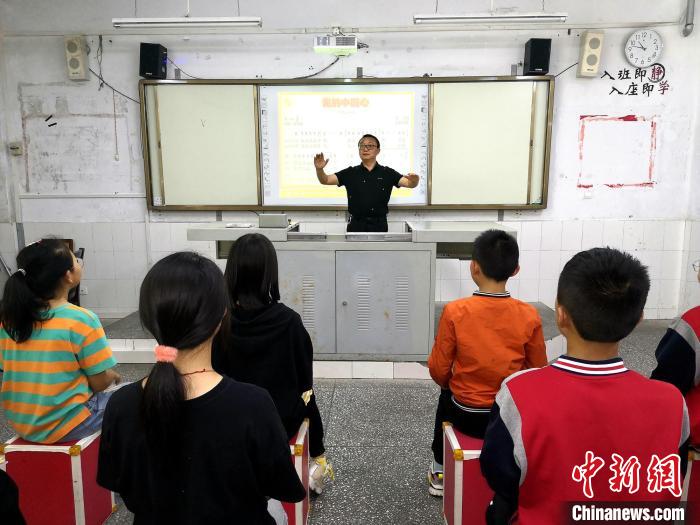 余良举的音乐课。 樟村坪中小学供图 余良举的音乐课。 樟村坪中小学供图