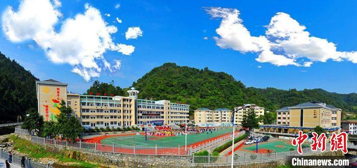 湖北一教师扎根深山22年用音乐点亮多彩童年