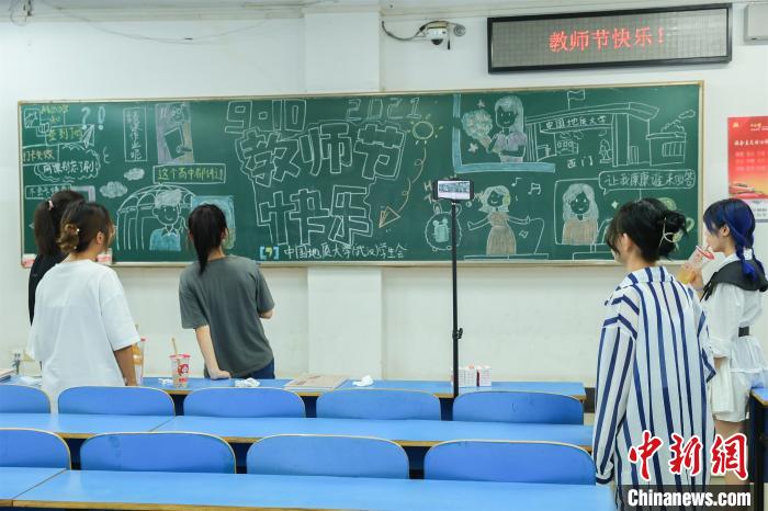 武汉一高校学生连夜创作170余幅板画送老师