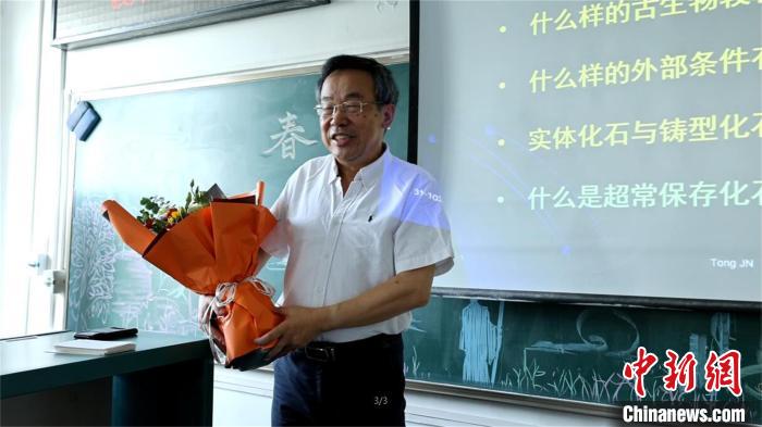 学生为老师送上教师节礼物 王俊芳 摄 学生为老师送上教师节礼物 王俊芳 摄