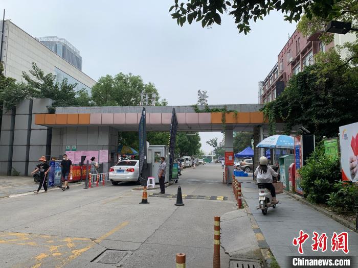 9月9日,扬州封闭小区美琪解封,民众进出自由。 崔佳明 摄 9月9日,扬州封闭小区美琪解封,民众进出自由。 崔佳明 摄