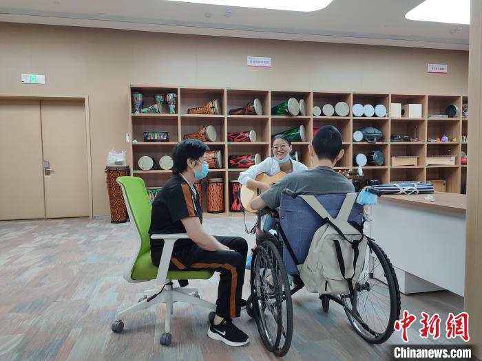 音乐治疗师对患者进行音乐治疗。 周燕 摄 音乐治疗师对患者进行音乐治疗。 周燕 摄