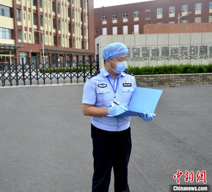 图为刘炜正在进行现场勘验。 晋城市公安局供图 图为刘炜正在进行现场勘验。 晋城市公安局供图