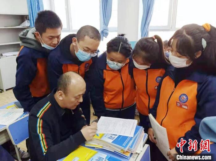 图为青海省黄南州中学援青教师辅导学生。 才仁措 摄 图为青海省黄南州中学援青教师辅导学生。 才仁措 摄