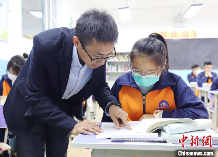 图为青海省黄南州中学援青教师辅导学生。 才仁措 摄 图为青海省黄南州中学援青教师辅导学生。 才仁措 摄