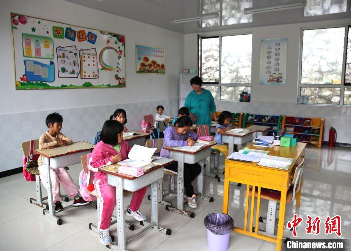 一人一校河北兴隆县一乡村教师坚守25年