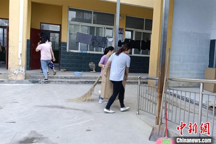 9月10日教师节,卫辉市顿坊店乡下马营小学的教职工在清理洪灾过后的校园。 焦振玉 摄 9月10日教师节,卫辉市顿坊店乡下马营小学的教职工在清理洪灾过后的校园。 焦振玉 摄