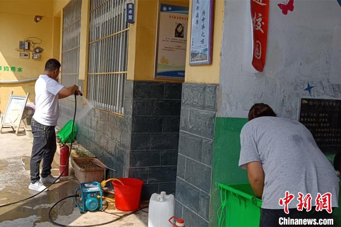 9月10日教师节,卫辉市顿坊店乡下马营小学的教职工在清理洪灾过后的校园。 焦振玉 摄 9月10日教师节,卫辉市顿坊店乡下马营小学的教职工在清理洪灾过后的校园。 焦振玉 摄