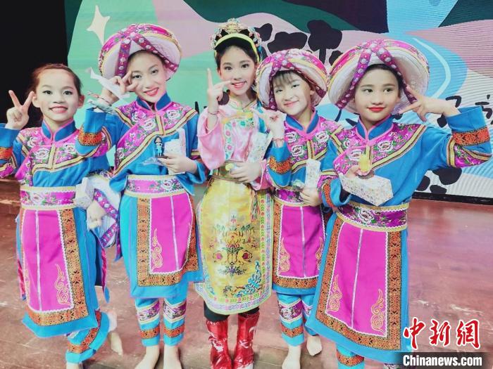 阿妹戚托的小朋友们受邀去上海表演节目。 受访者供图 阿妹戚托的小朋友们受邀去上海表演节目。 受访者供图