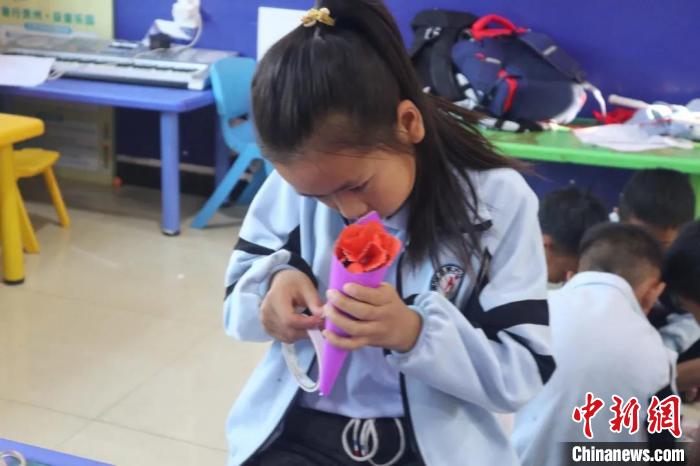 阿妹戚托站点的小朋友精心为站点老师们准备着礼物。 李少波 摄 阿妹戚托站点的小朋友精心为站点老师们准备着礼物。 李少波 摄